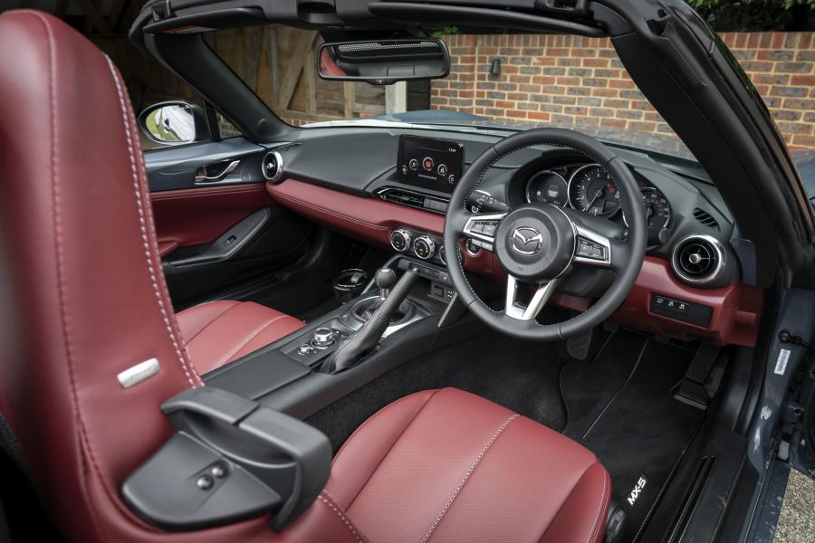 Интерьер Mazda MX-5 R-Sport (ND) 2020 года  (UK) (фото 86 из 86)